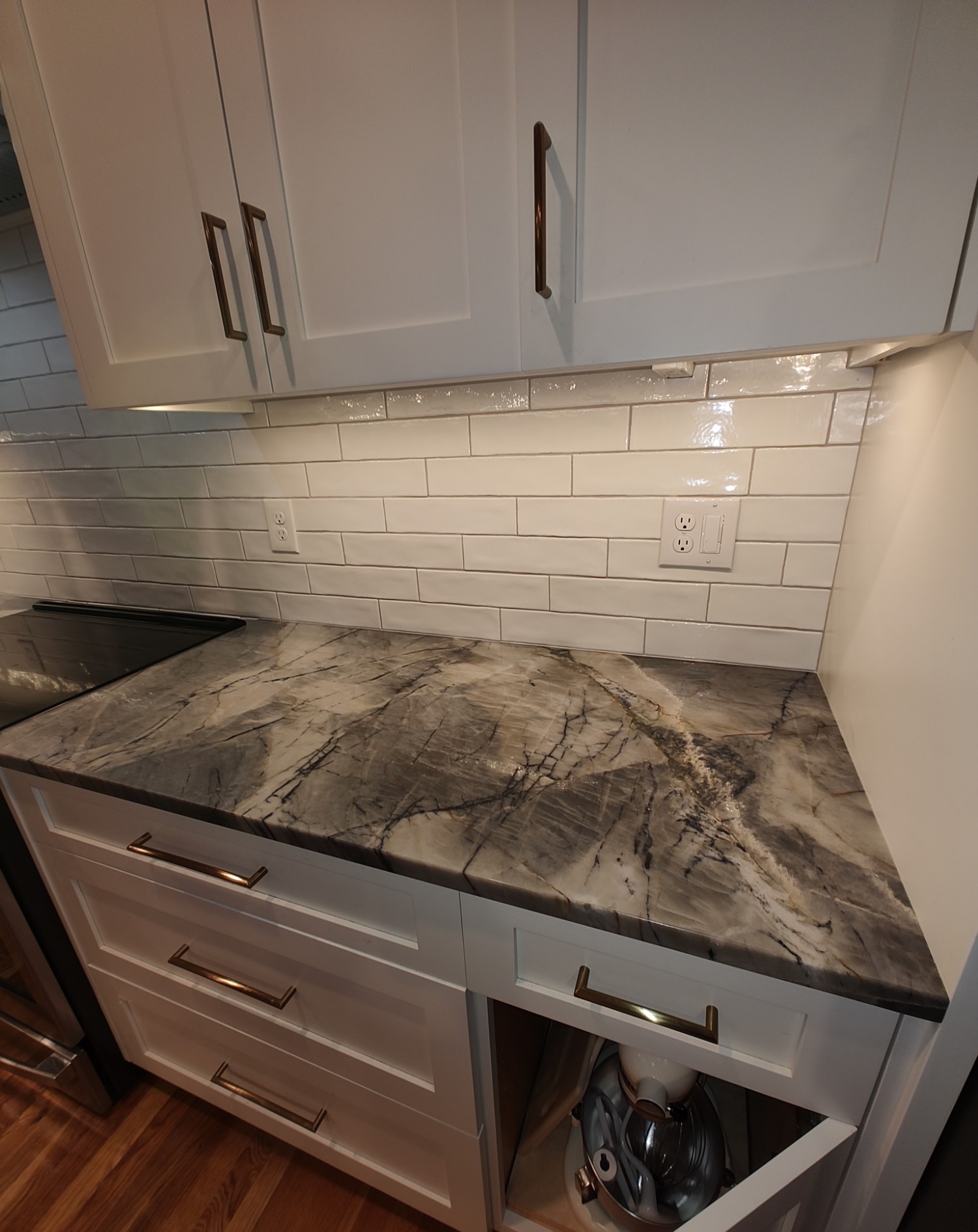 Kitchen countertop with pull-out mixer drawer