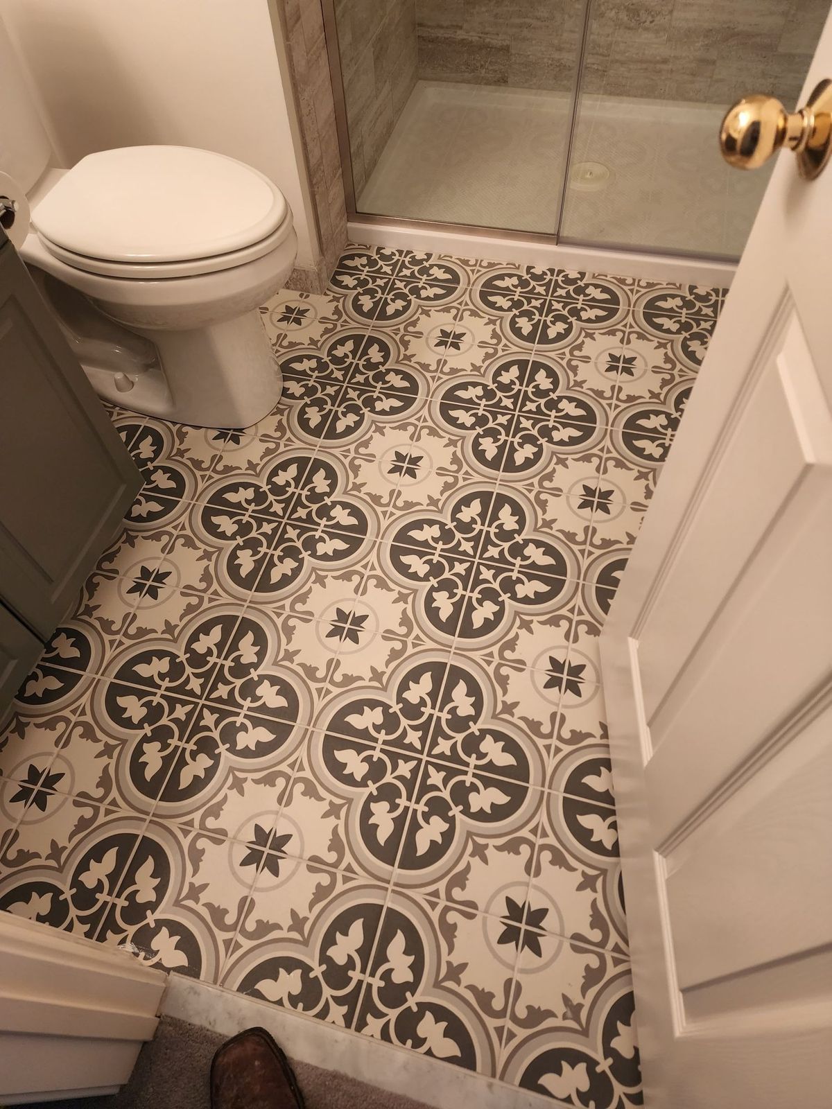 Patterned black and white tile bathroom floor